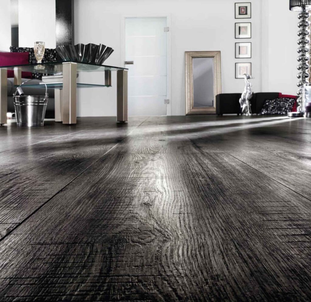 Exklusiver Laminatboden in dunkler Holzoptik - Albani Gestaltung in Holz Korschenbroich Hochwertiges Laminat in dunkler Holzoptik von Albani Gestaltung in Holz - moderner Wohnbereich mit strukturiertem Laminatboden in elegantem Anthrazit