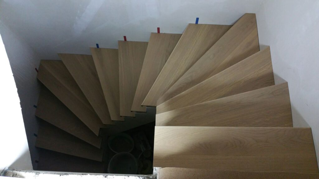 holztreppe_auf_betonboden Holztreppe auf Betonboden
