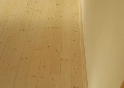 Sanierung von lackierten Holzböden