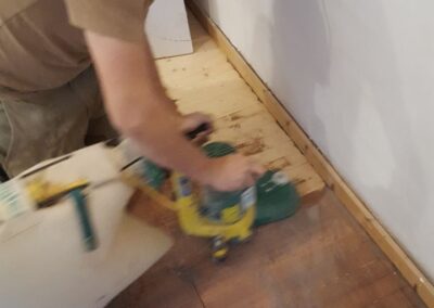 Sanierung von lackierten Holzböden