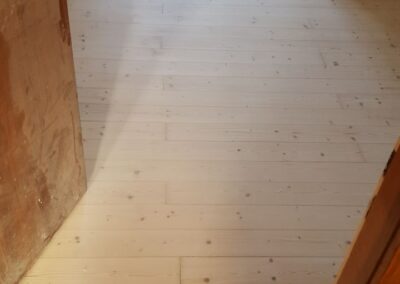 Sanierung von lackierten Holzböden