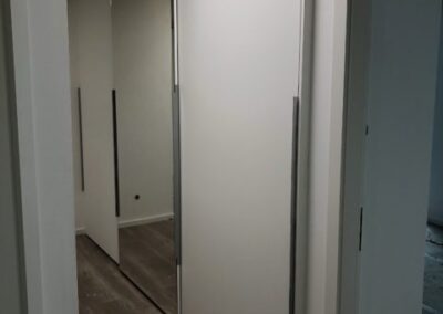 3 türiger Schiebetürenschrank, mit Inneneinteilungen, mit Schubkästen und Kleiderift.