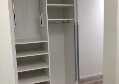 3 türiger Schiebetürenschrank, mit Inneneinteilungen, mit Schubkästen und Kleiderift.
