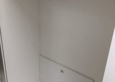 3 türiger Schiebetürenschrank, mit Inneneinteilungen, mit Schubkästen und Kleiderift.