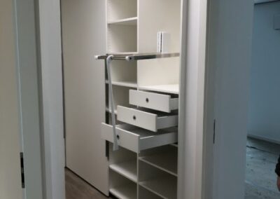 3 türiger Schiebetürenschrank, mit Inneneinteilungen, mit Schubkästen und Kleiderift.