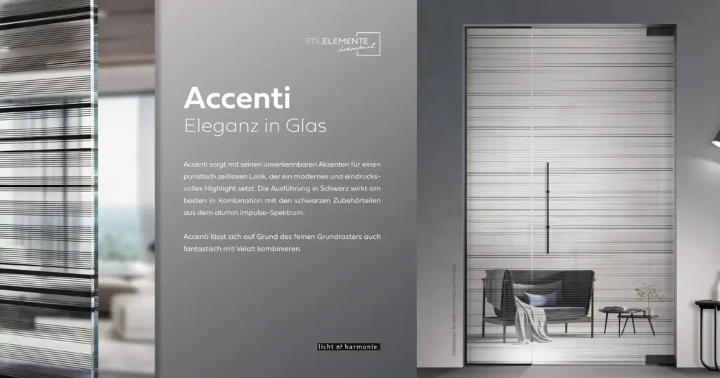 Glasblende mit horizontalen Lamellen in einem modernen Raum, kombiniert mit stilvollen Möbeln.